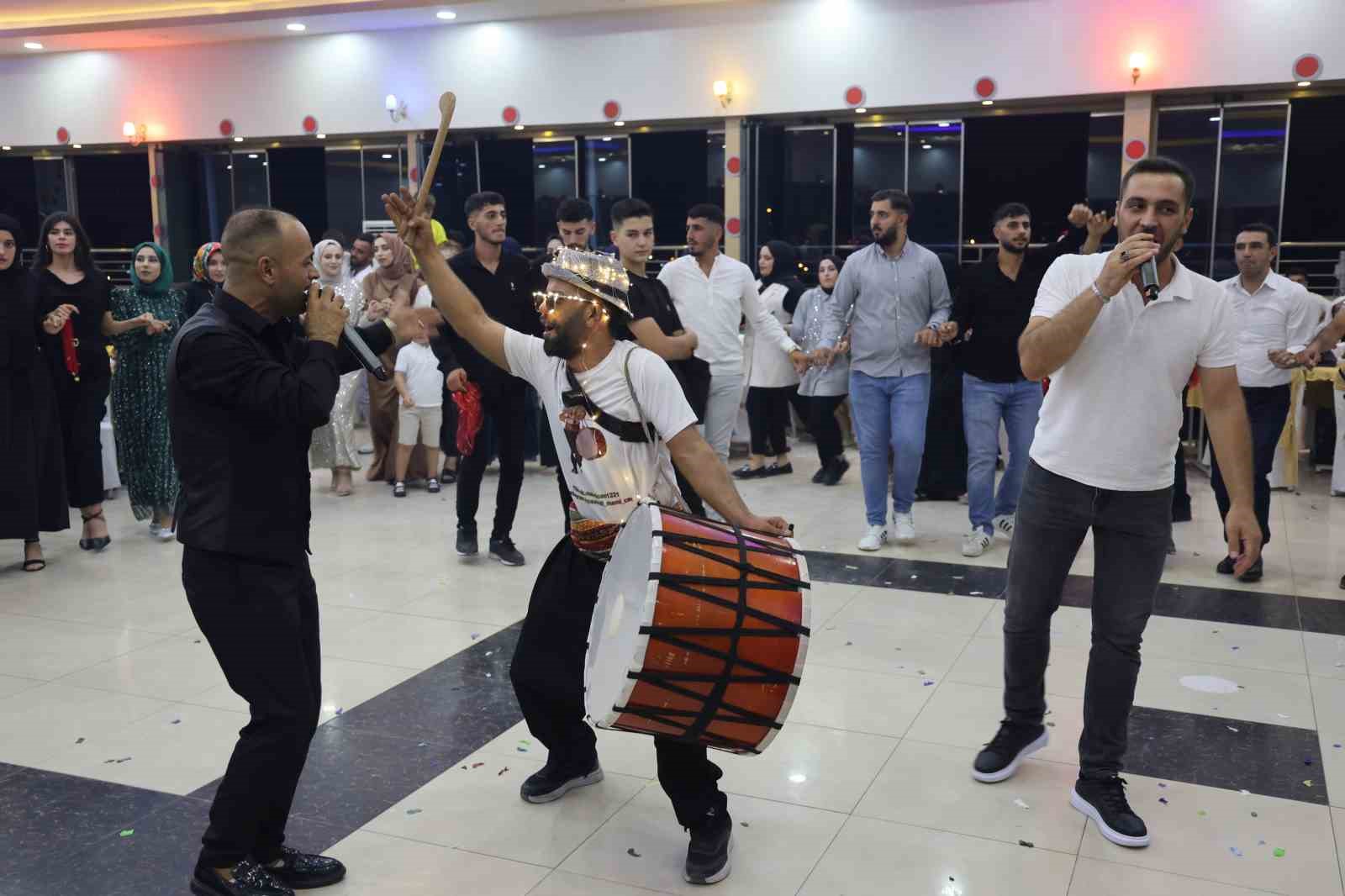 Elazığ’da çılgın davulcudan ateşli şov, günde 4 düğüne gidiyor