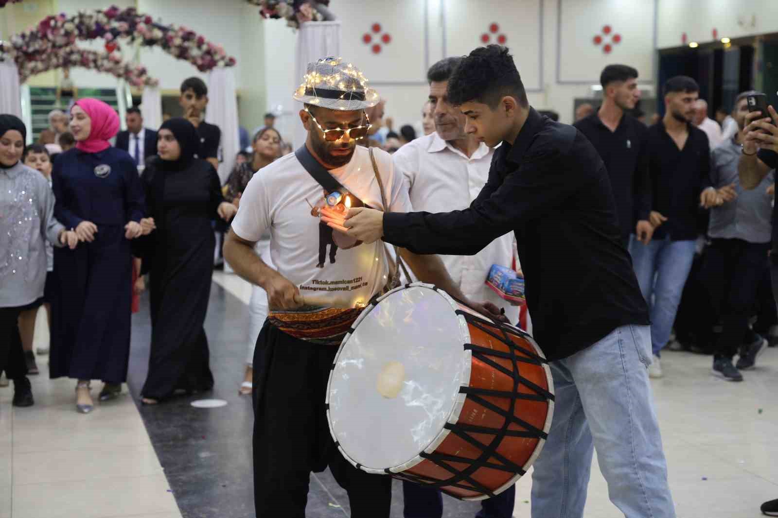 Elazığ’da çılgın davulcudan ateşli şov, günde 4 düğüne gidiyor