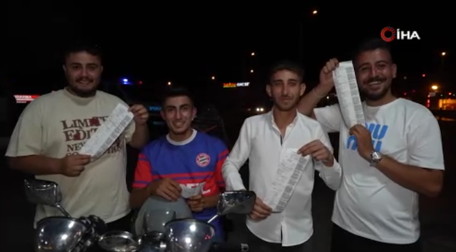 Ceza makbuzlarıyla poz verdiler