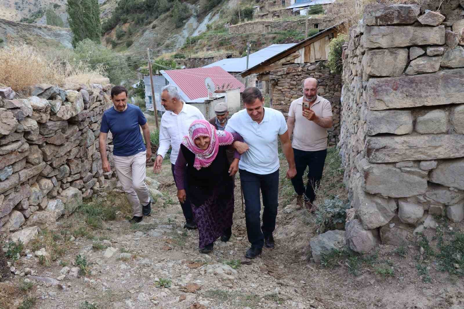 Fikriye Nine 72 yaşında köyüne muhtar oldu