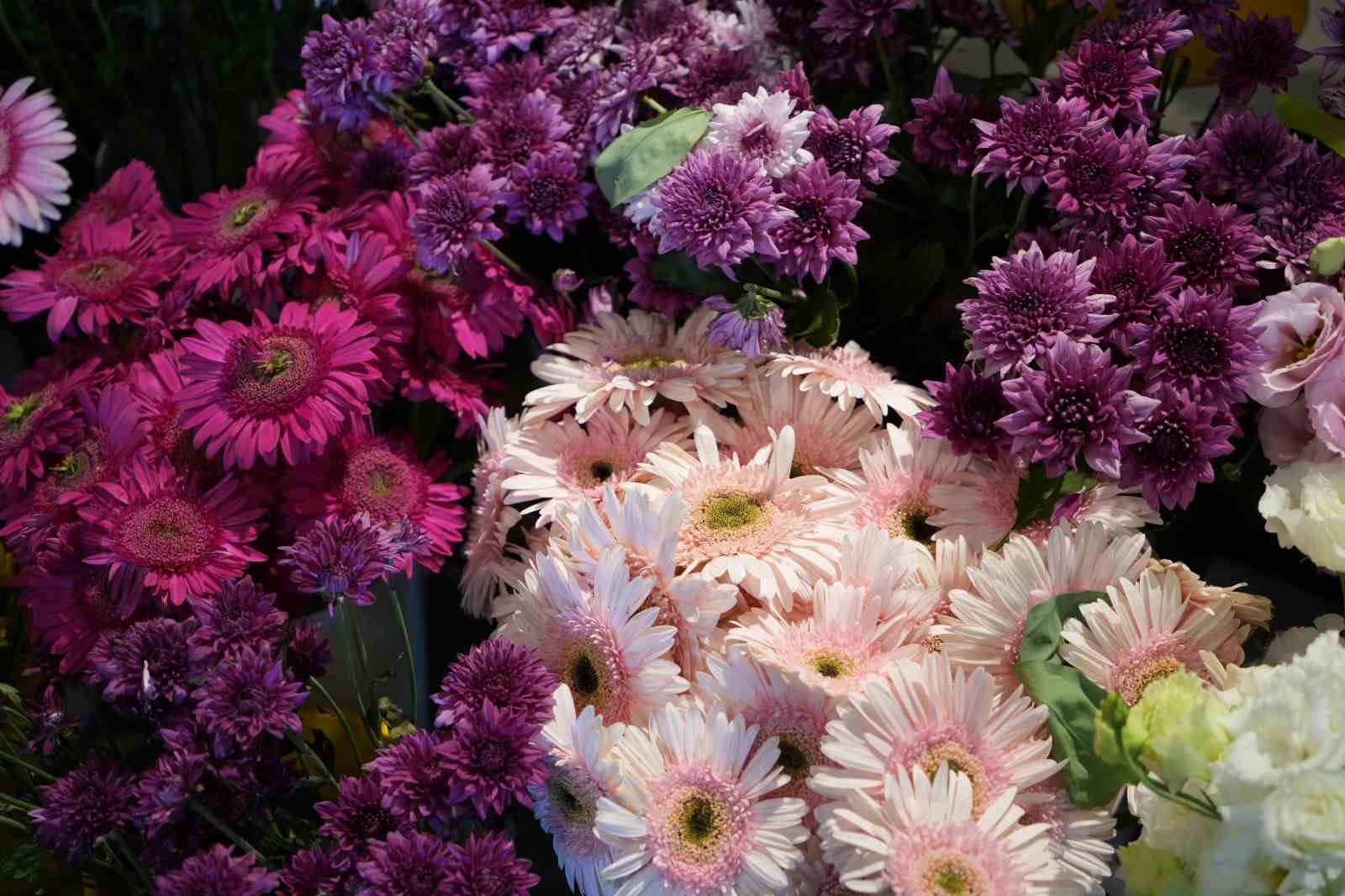 Hem evleri hem de gönülleri renklendiriyor