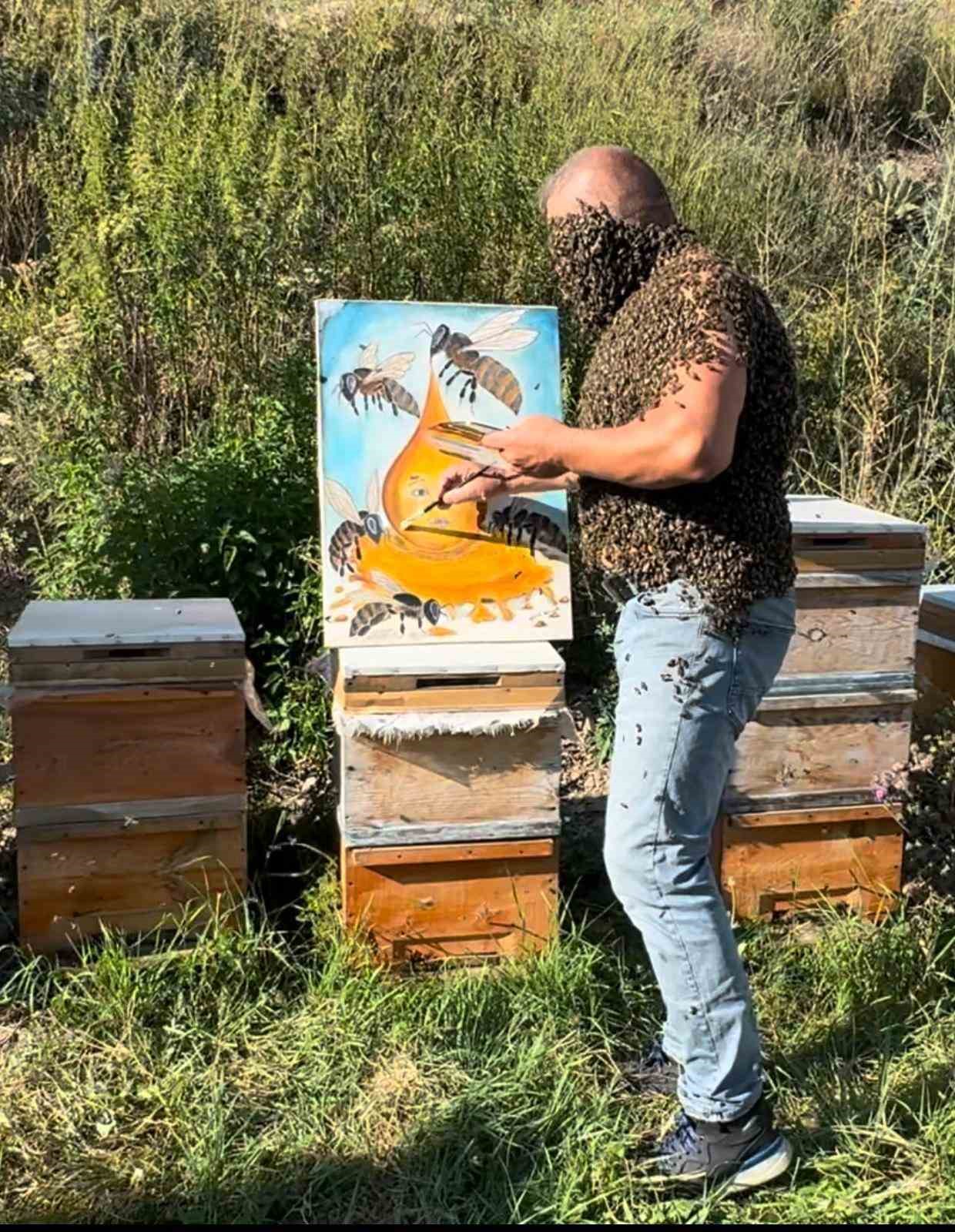 Karslı ’Arı Adam’, binlerce arıyla savaşlara dikkat çekti
