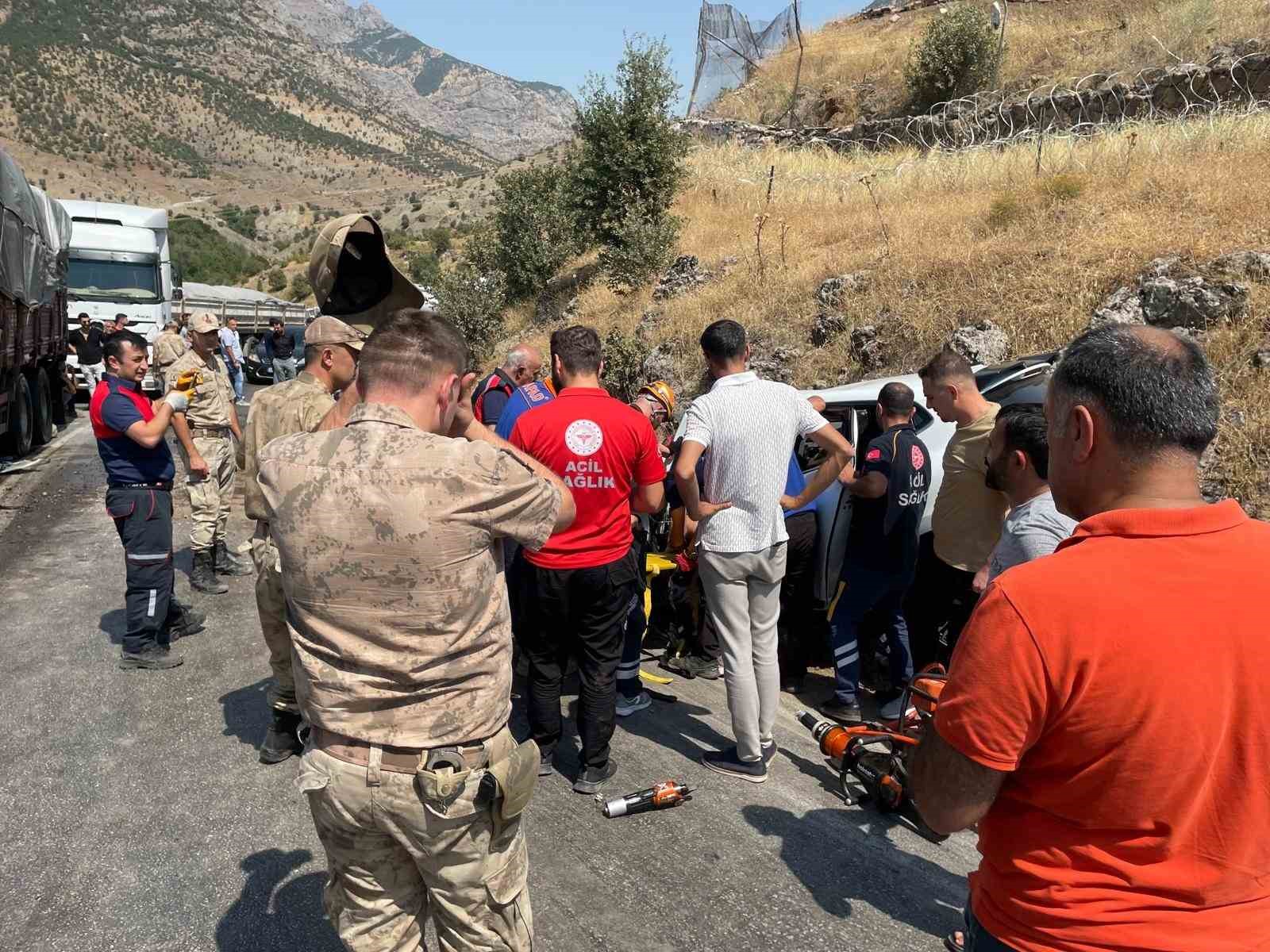Bitlis’te otomobille tır çarpıştı: 4 yaralı