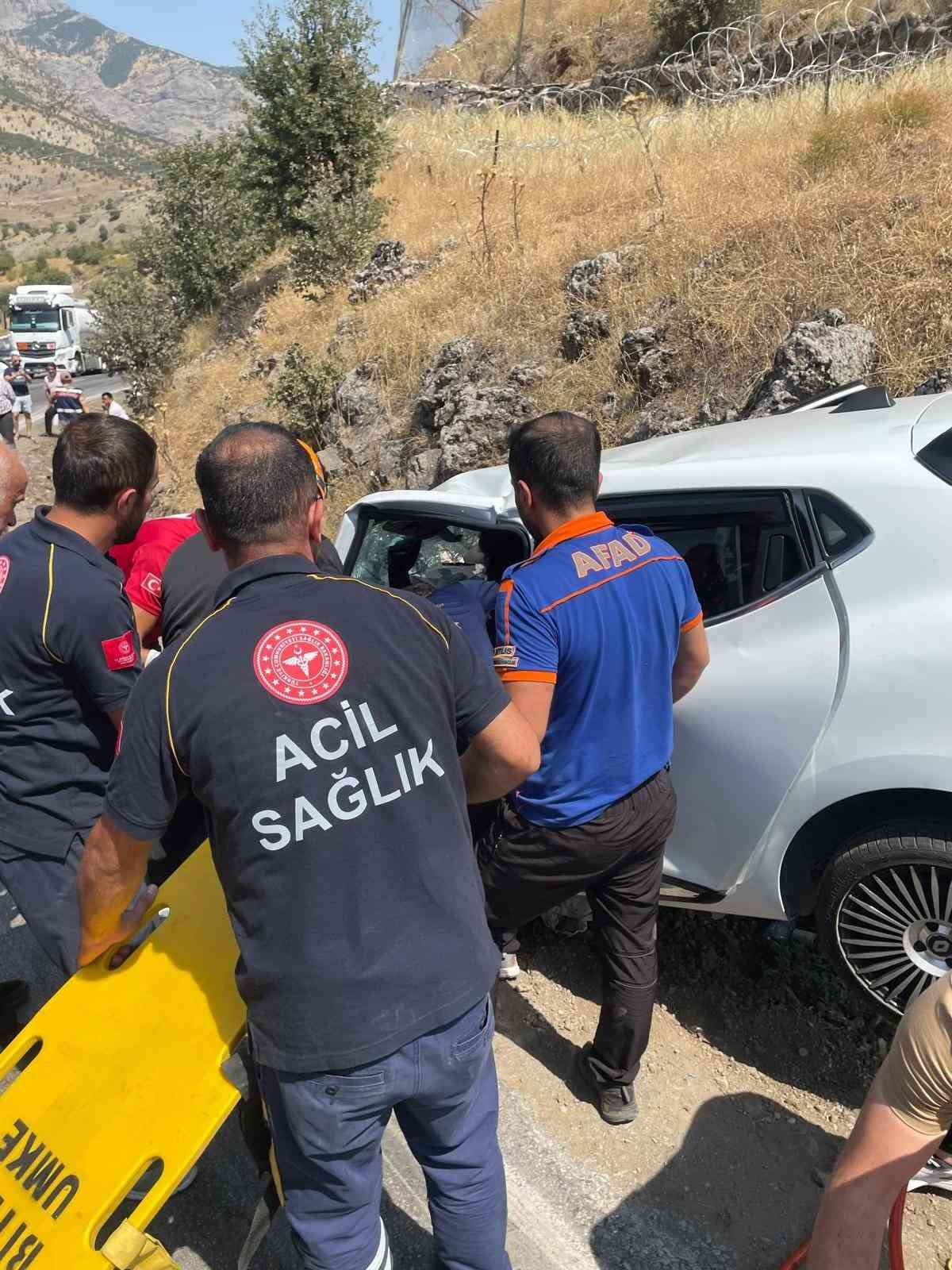 Bitlis’te otomobille tır çarpıştı: 4 yaralı