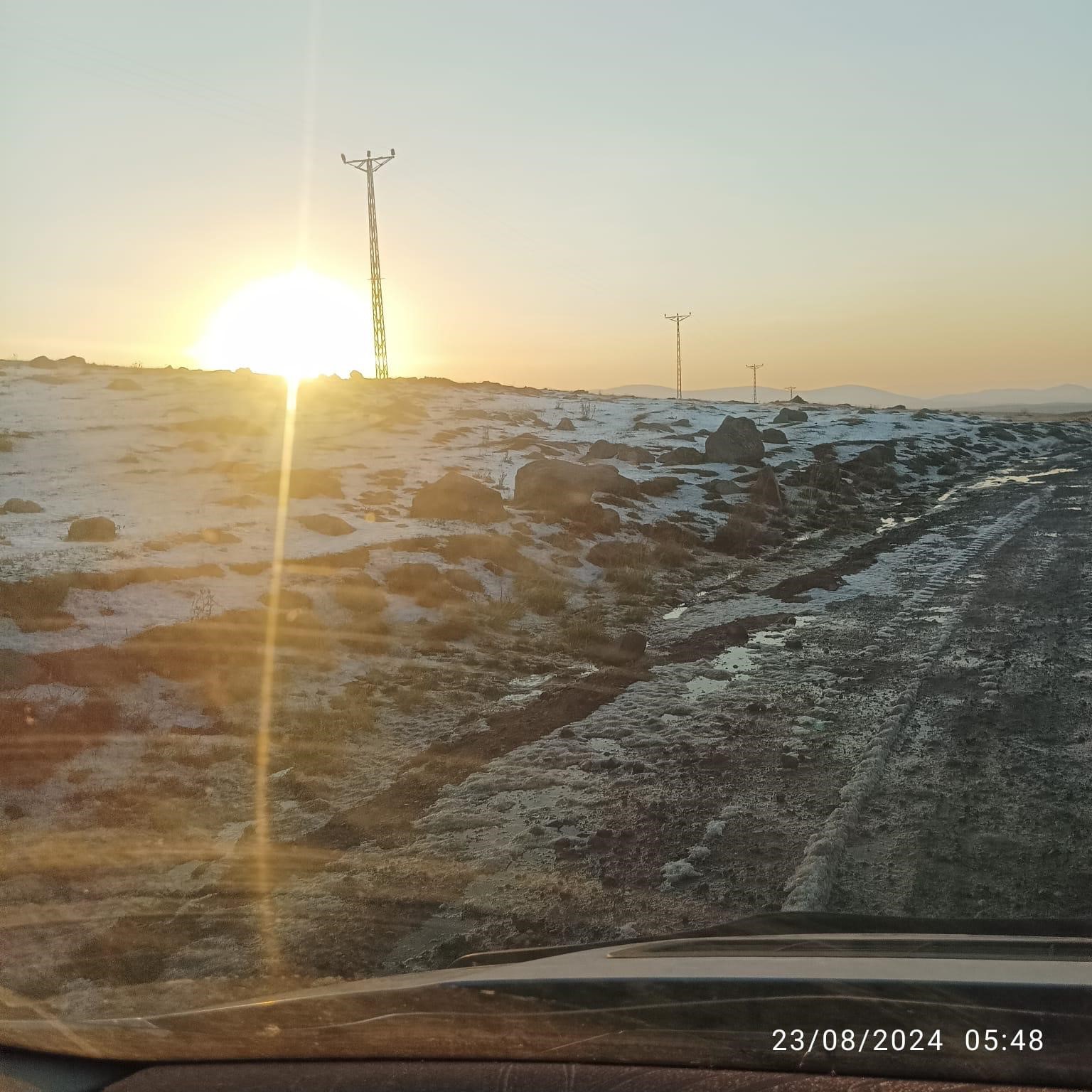 Ardahan beyaza büründü, Ağustos ayında şaşırtan görüntü