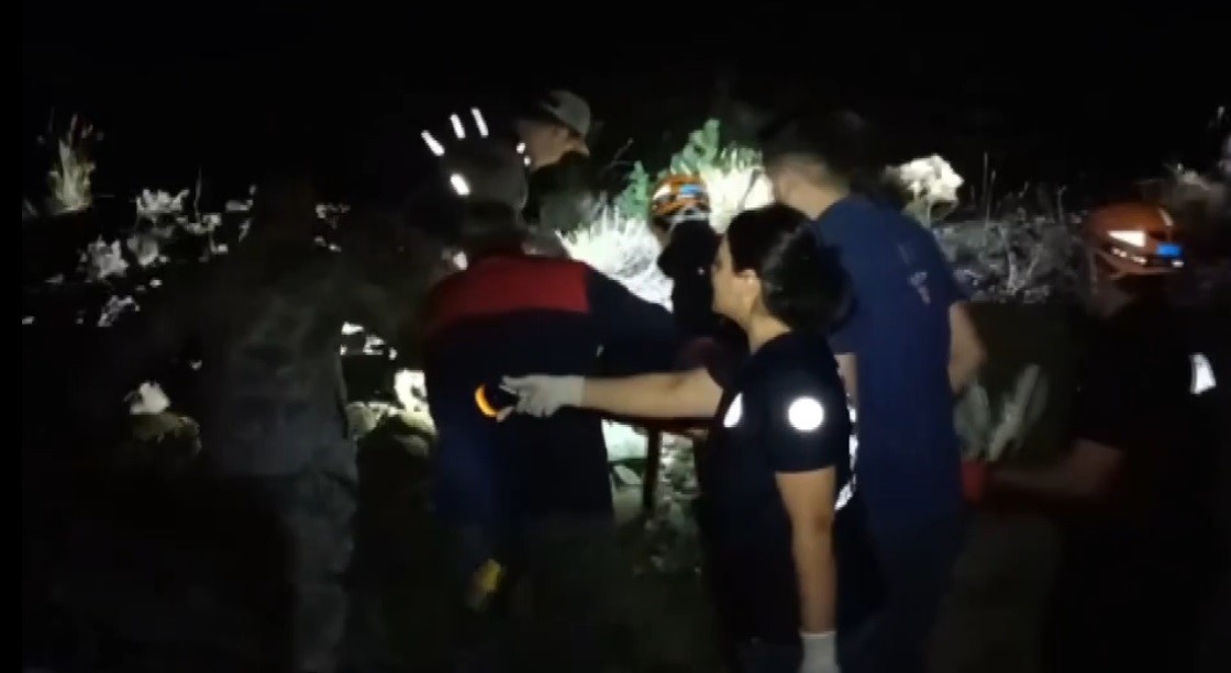 Dereye uçan otomobilde sıkışan yaralının imdadına AFAD yetişti