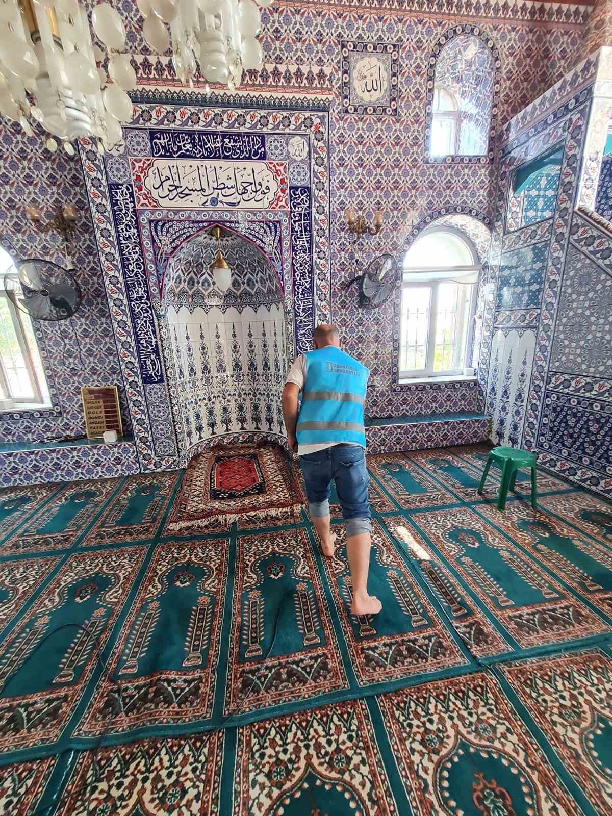 Yükümlüler Yunusemre’de camileri temizliyor