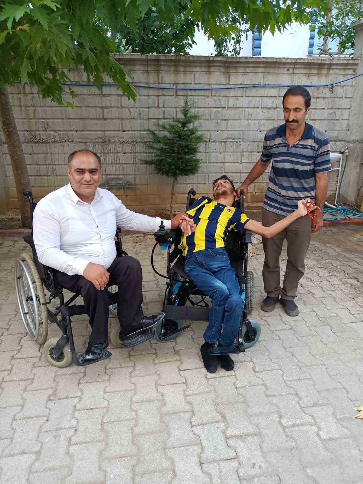 Engelli genç, akülü sandalyesine kavuştu