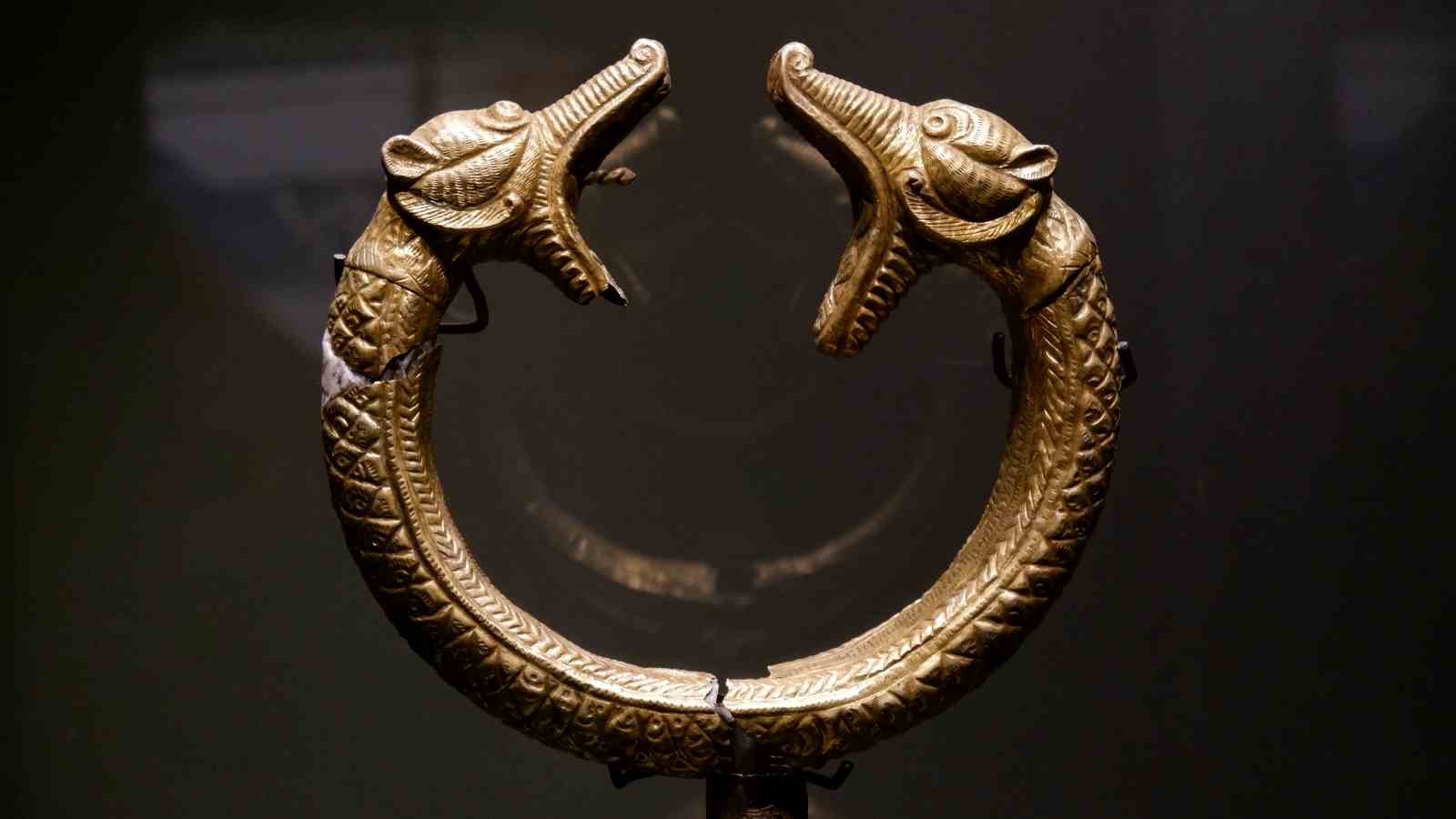 Erzurum’da bulunan Malazgirt’in değerli emanetleri ilgi odağı oldu