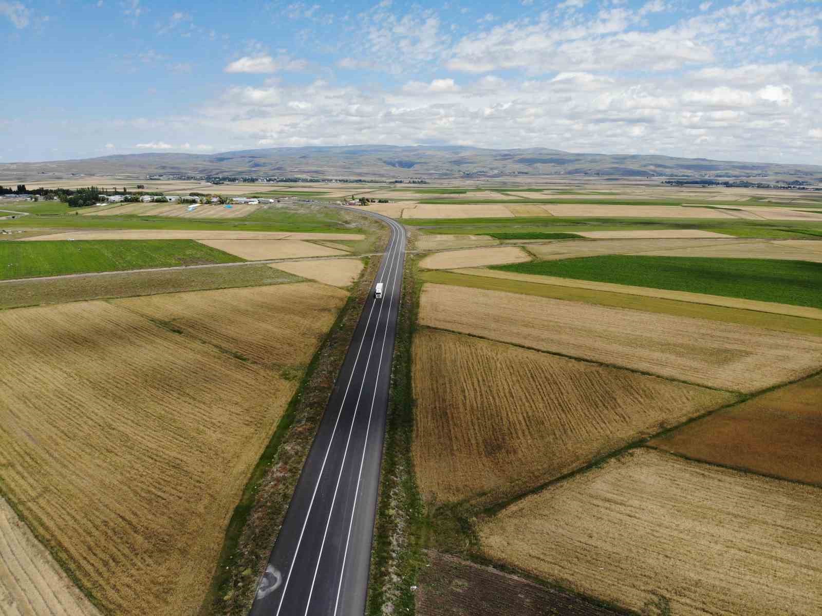 Kars’ta halı ve kilim desenine bürünmüş tarım arazileri dron ile görüntülendi