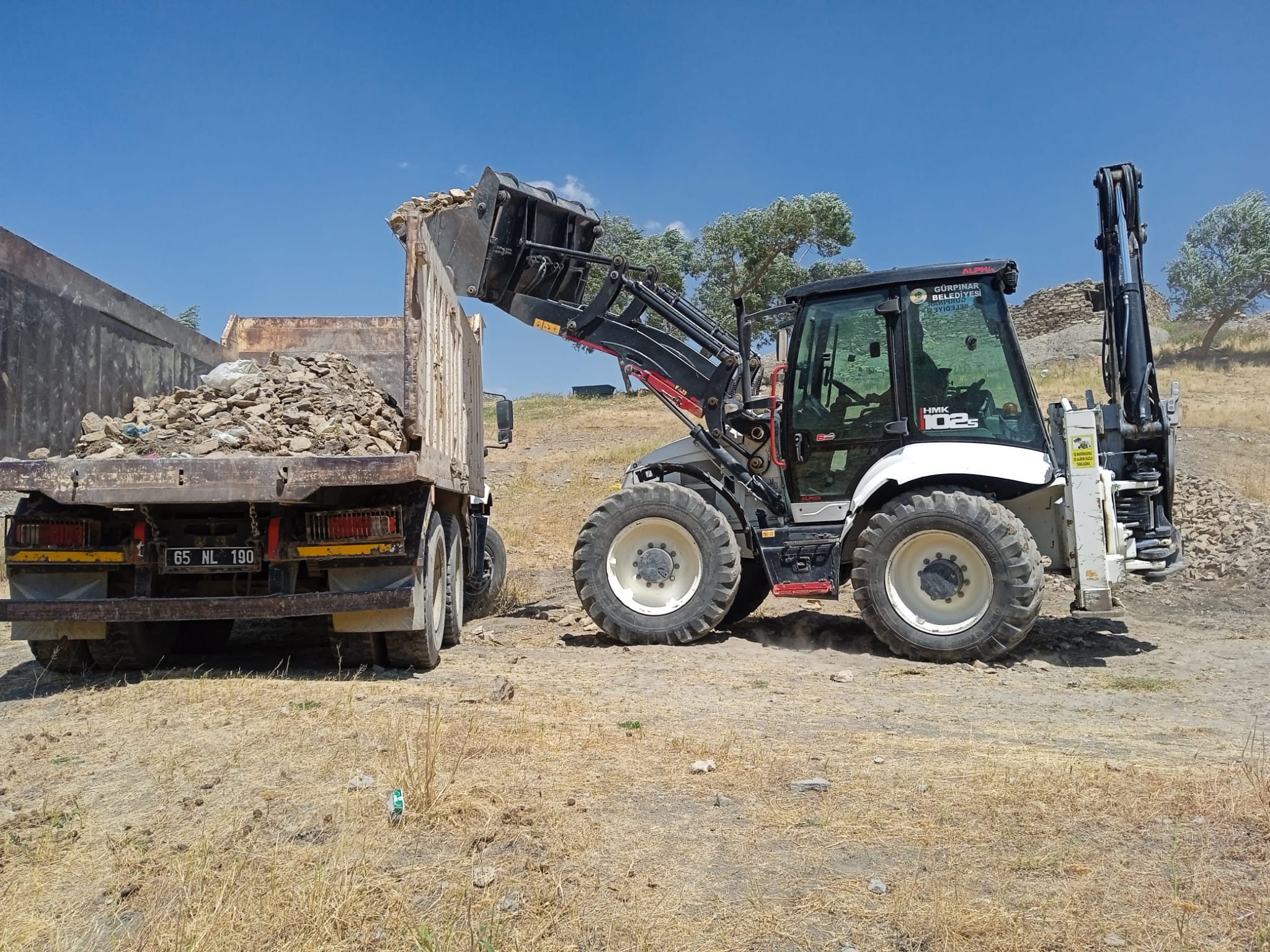 Gürpınar’da görüntü kirliliğine neden olan hafriyatlar temizleniyor