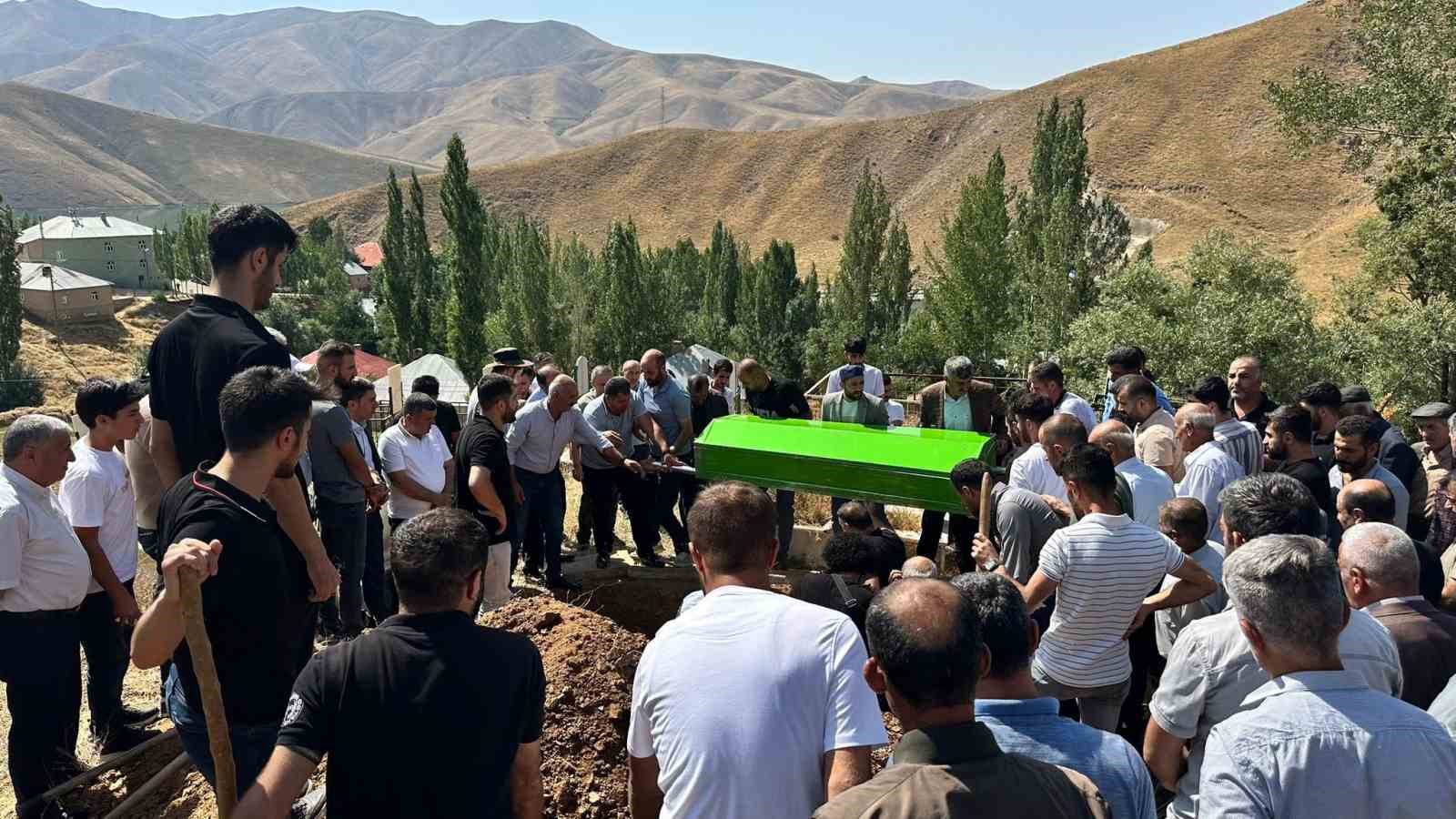 Hakkari’de boğularak hayatını kaybeden vatandaş son yolculuğuna uğurlandı