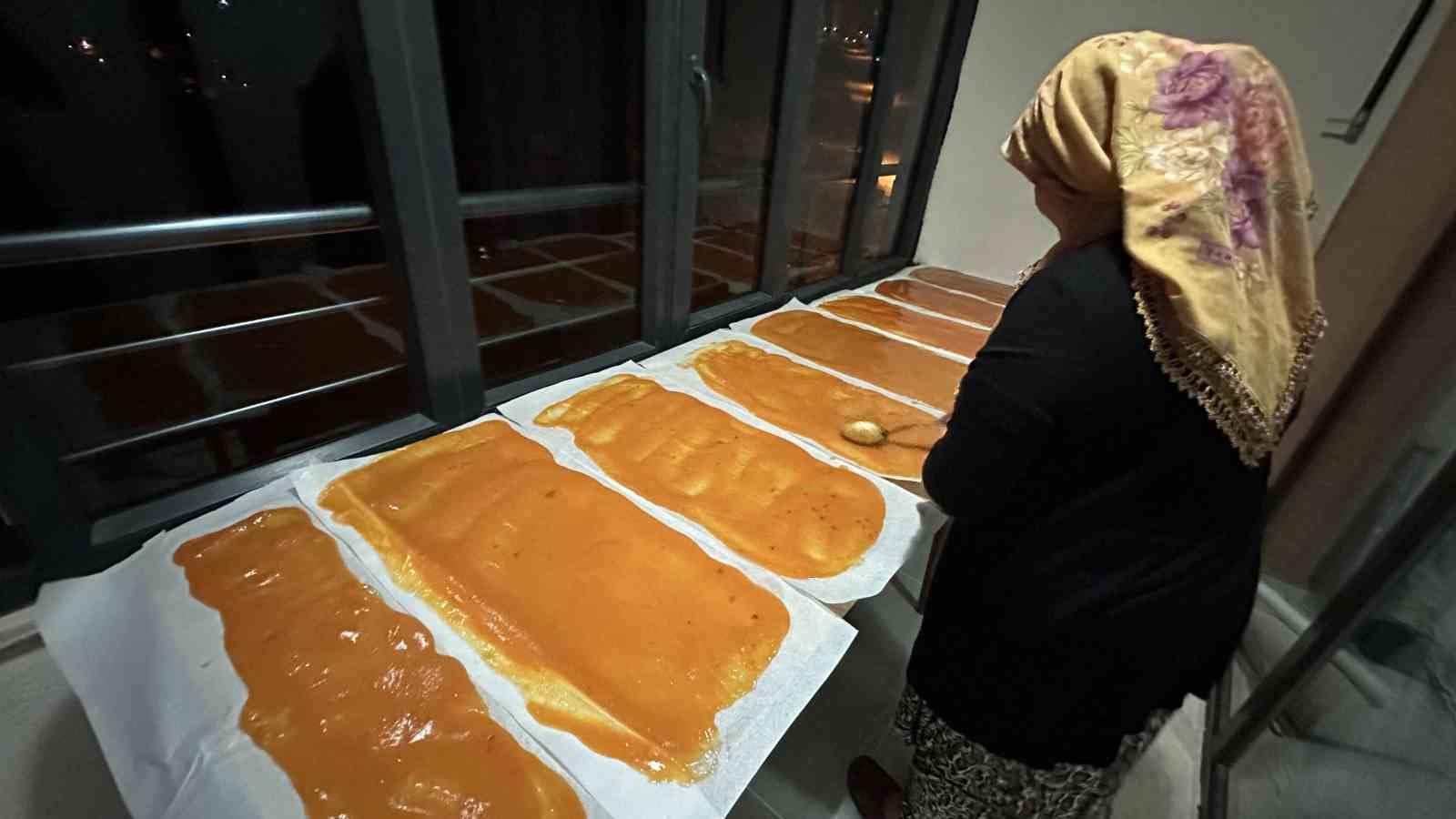 Hakkari’de büyük emekle toplanan kayısılar pestile dönüştürülüyor