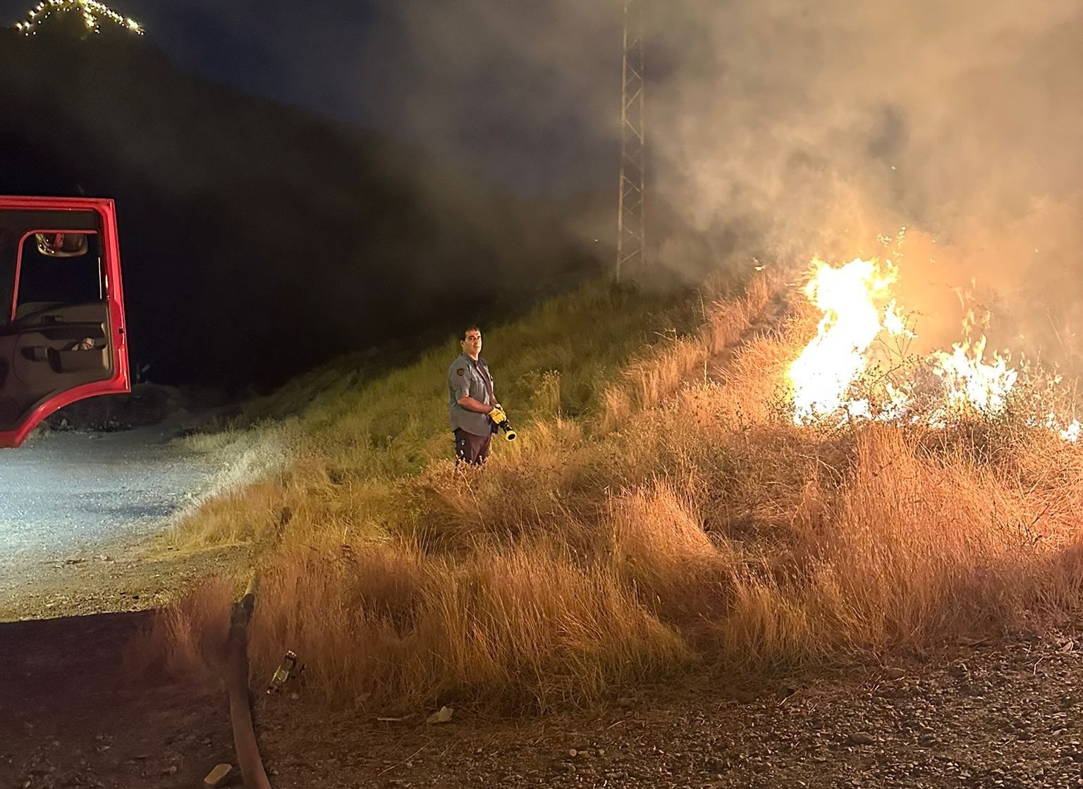 Hakkari’de gece çıkan  anız yangınına anında müdahale