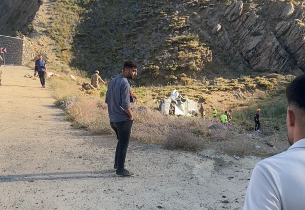 Hakkari’de virajı alamayan otomobil şarampole uçtu: 1 ölü, 3 yaralı