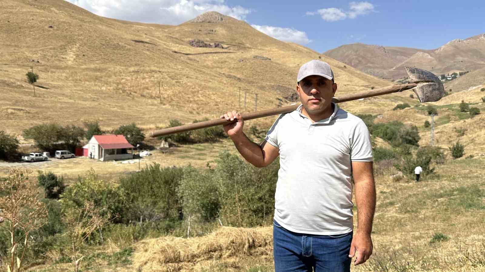 Hakkaride yaşayan İlhan Turfand hem öğretmenlik hemde  çiftçilik yapıyor