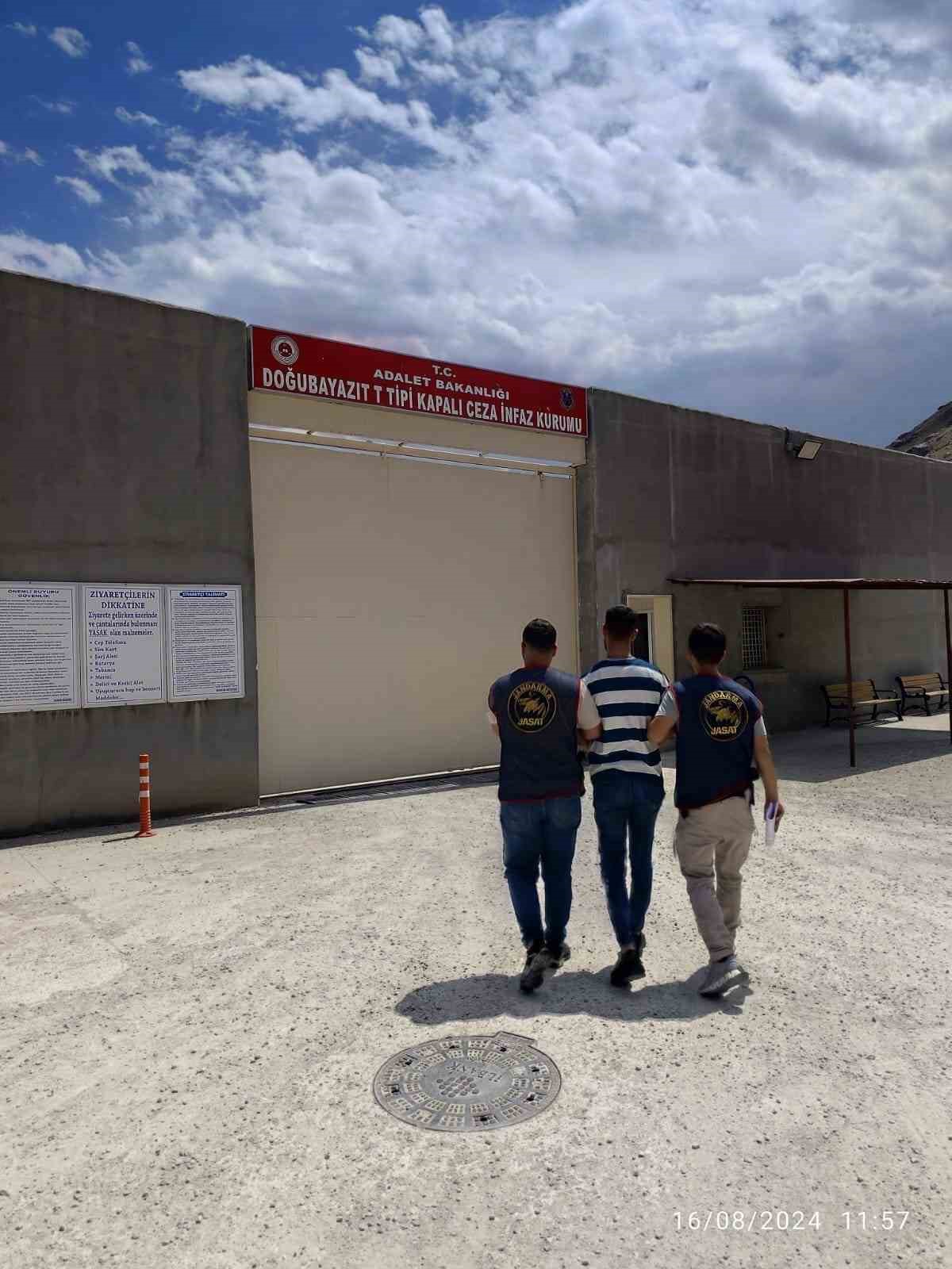 Haklarında arama kararı bulunan  2 firari yakalandı