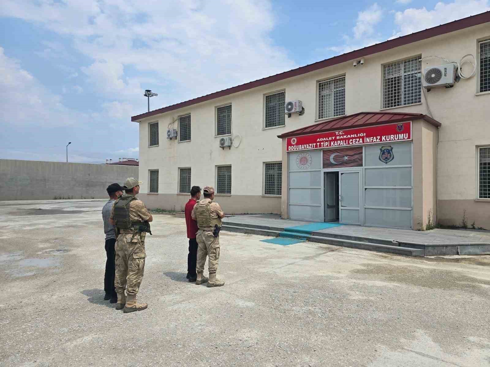 Haklarında hapis cezası bulunan 2 firari yakalandı