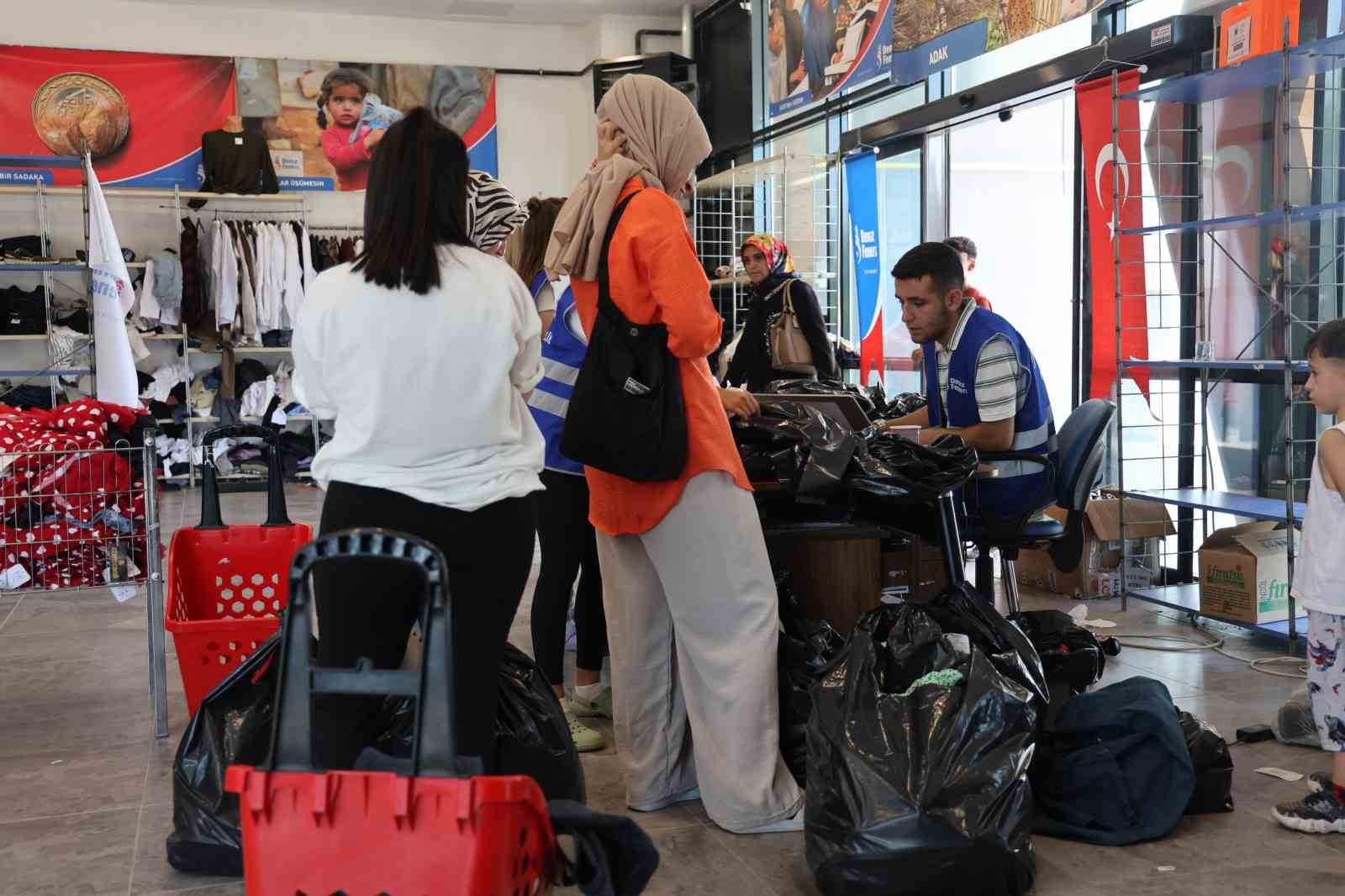 İhtiyaç sahibi ailelere 60 bin parça giysi dağıtıldı