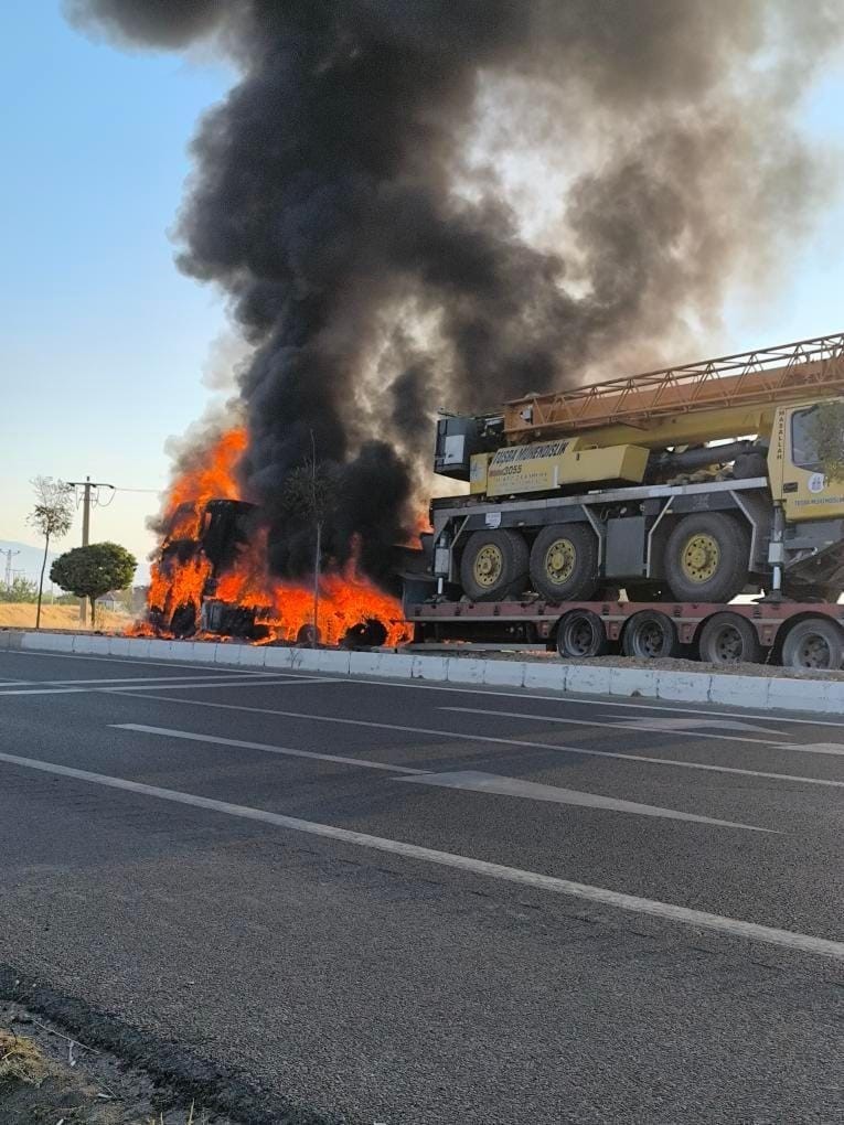 İş makinesi yüklü tır, alev topuna döndü