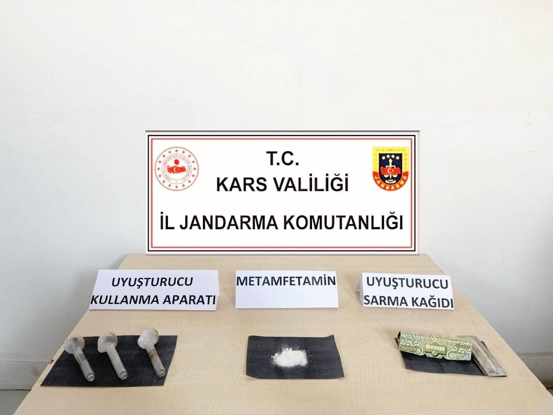 Kars’ta bir otomobilde uyuşturucu ele geçirildi