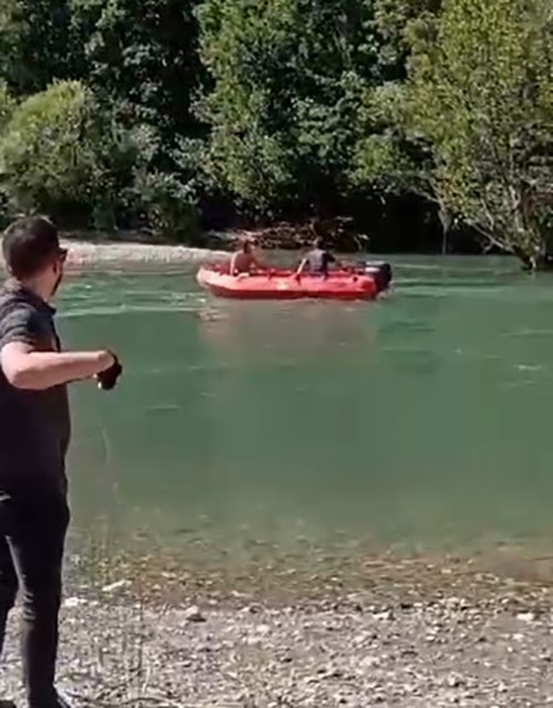 Kayalık bölgede mahsur kalan genç, botla kurtarıldı