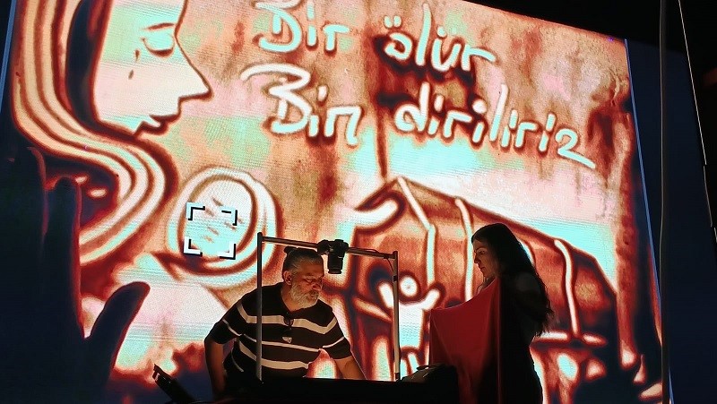 Kum tanecikleri ile tarihi canlandırdı