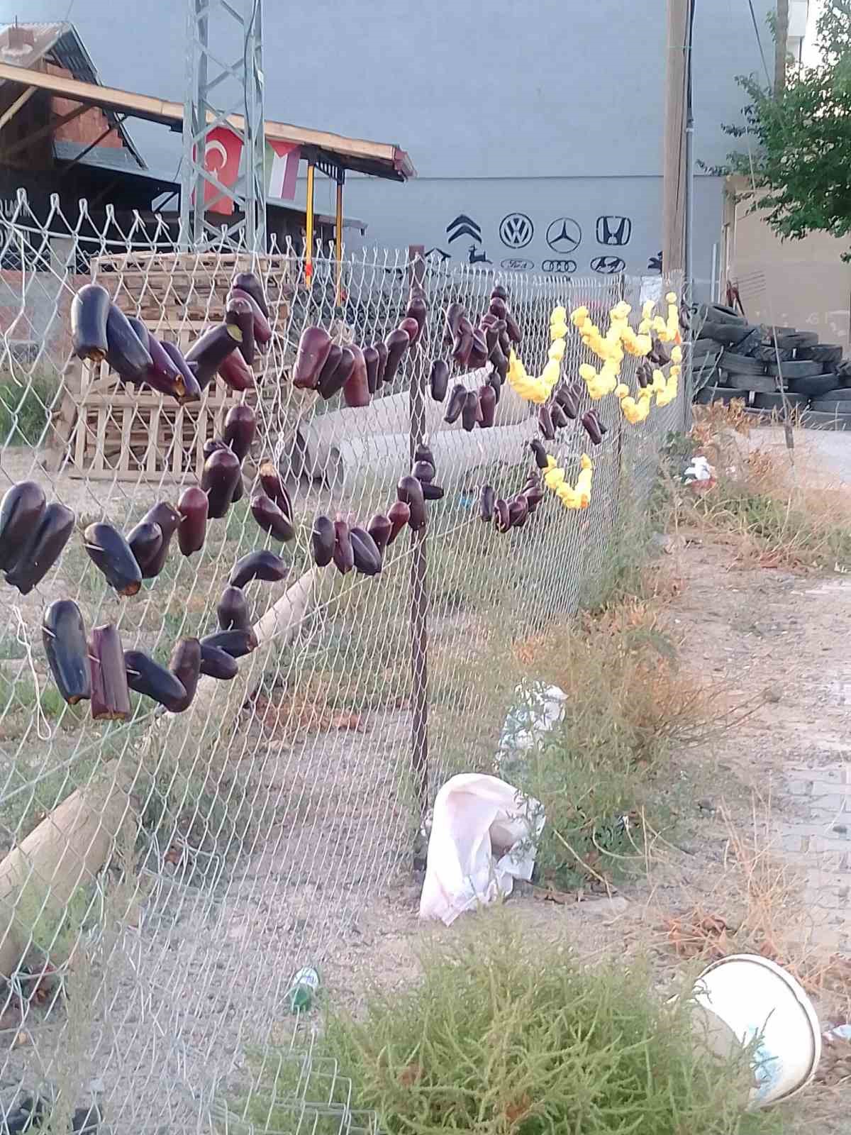 Kurutmalıklar sebzeler sokakların süsü oldu