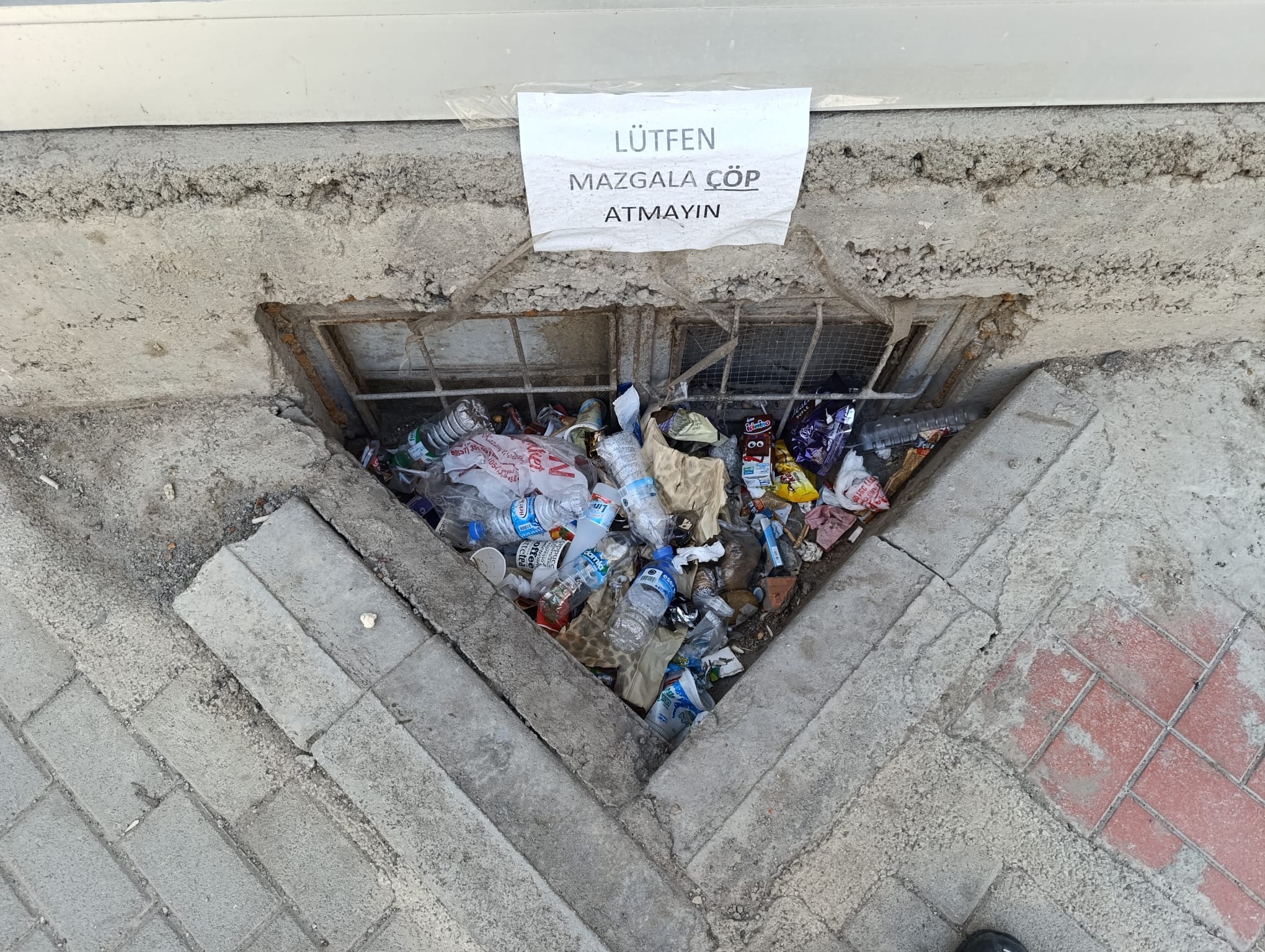 Van’da trajikomik olay! “Çöp atmayın” yazısına rağmen çöp atılıyor