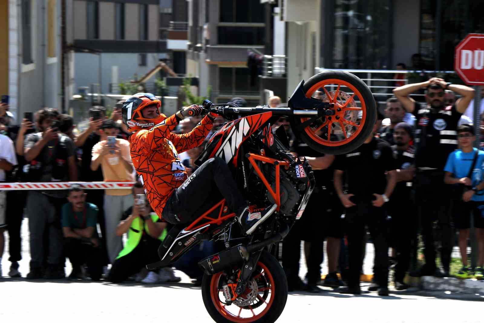 Motosiklet şov görenleri hayran bıraktı