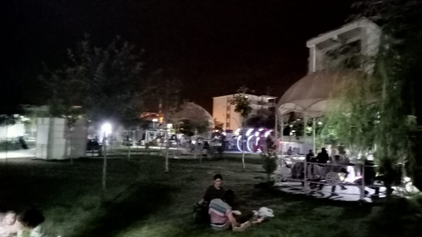 Sıcaktan bunalan Vanlılar gündüz eve kapanıyor, gece parklara akın ediyor