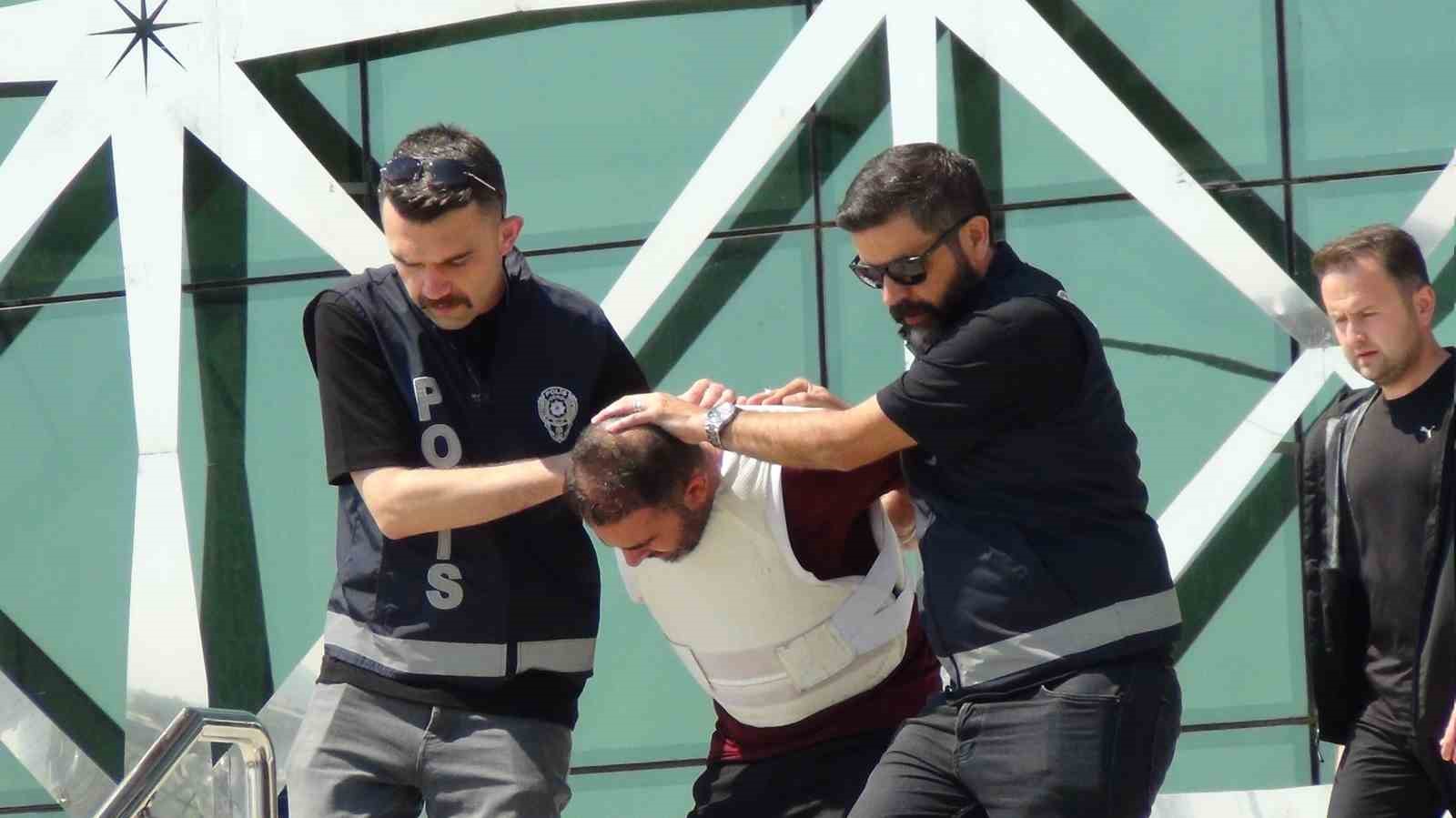 Polis tarafından aranan  cinayet zanlısı yurtdışına kaçarken yakalandı