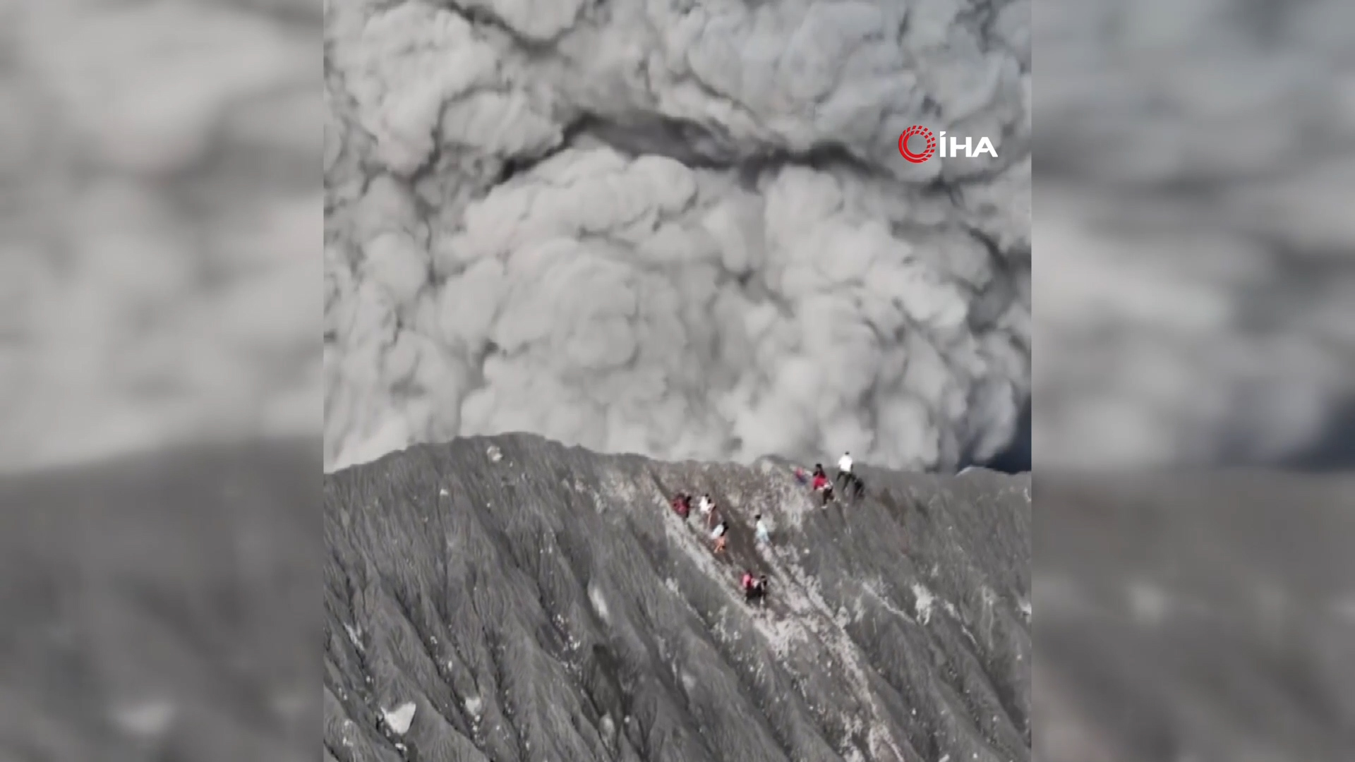 Yanardağ, dağcıların tırmanışı sırasında patladı