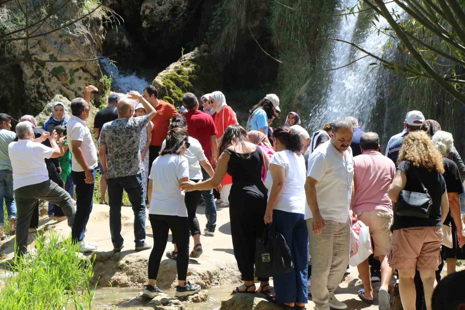 Sıcaktan bunalan turistler,  şelalede serinledi