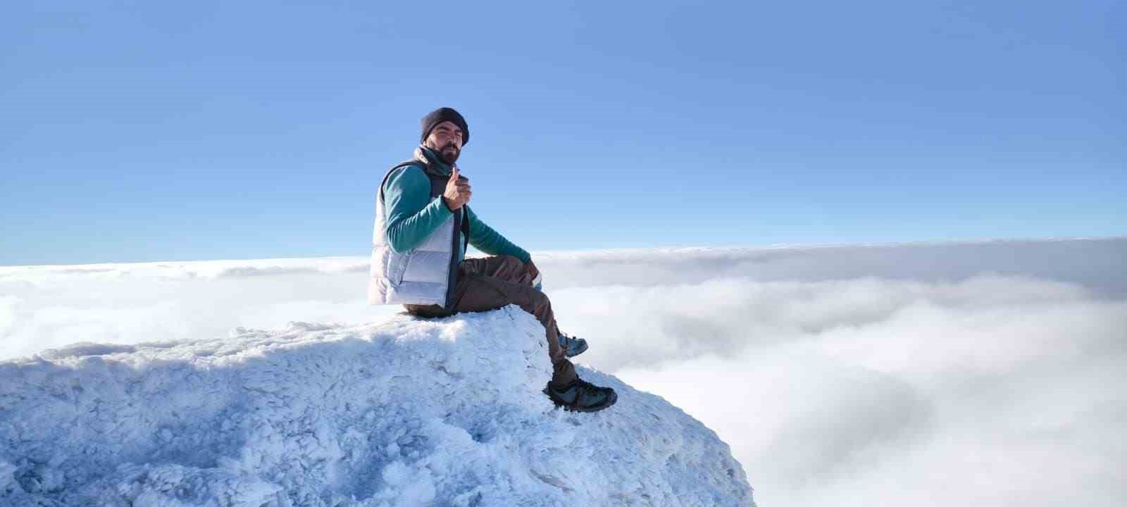 Sis ve fırtınaya rağmen zirve yaptılar