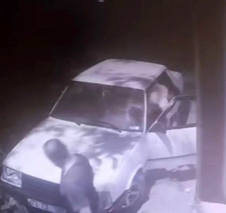 Sürücüsünün direksiyon hakimiyetini kaybettiği araç doğranmış demirlere çarparak durabildi