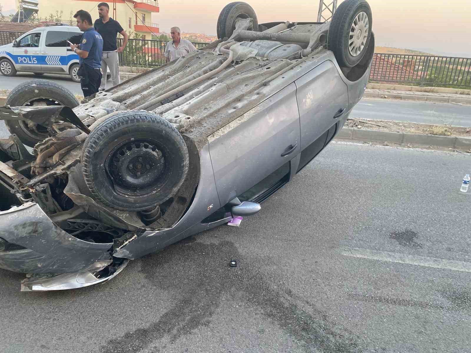 Sürücüsünün kontrolünden  çıkan otomobil ters döndü: 2 yaralı