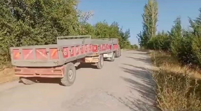 Tek traktöre  3 römork bağladı