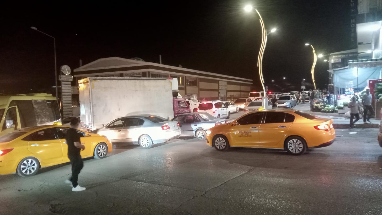 Van’ın trafik  sorunu gündüz ayrı akşam ayrı bir dert!