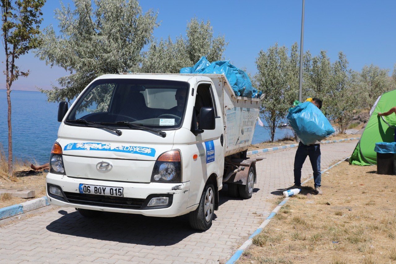 Van Gölü sahilleri çöplerden arındırılıyor