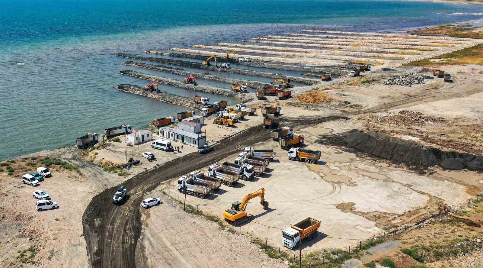 Van Gölü’nde dip çamuru temizliğinin iki etabı tamamlandı