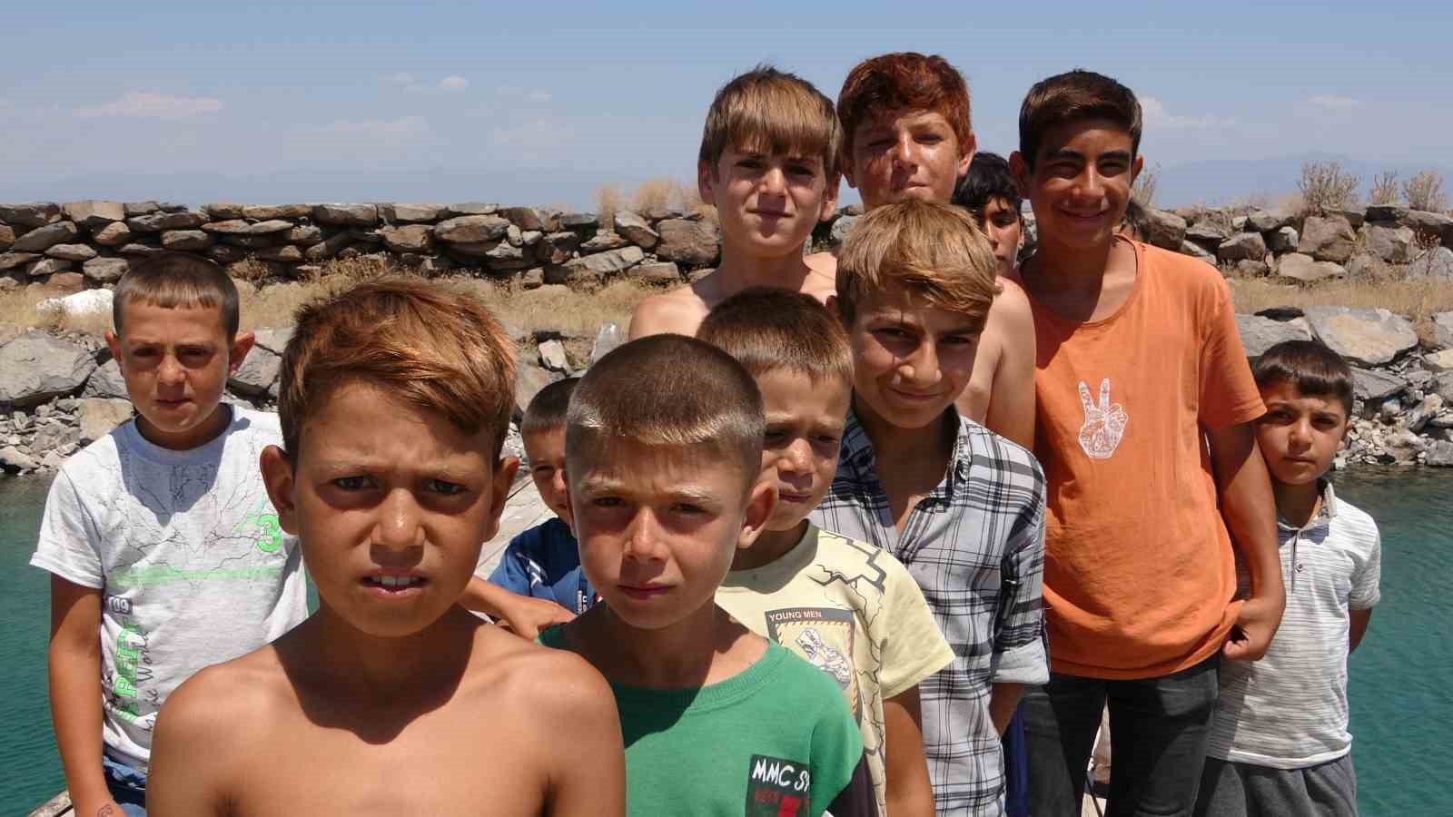 Van Gölü’ne giren çocukların ‘sarışın’ oluyor!