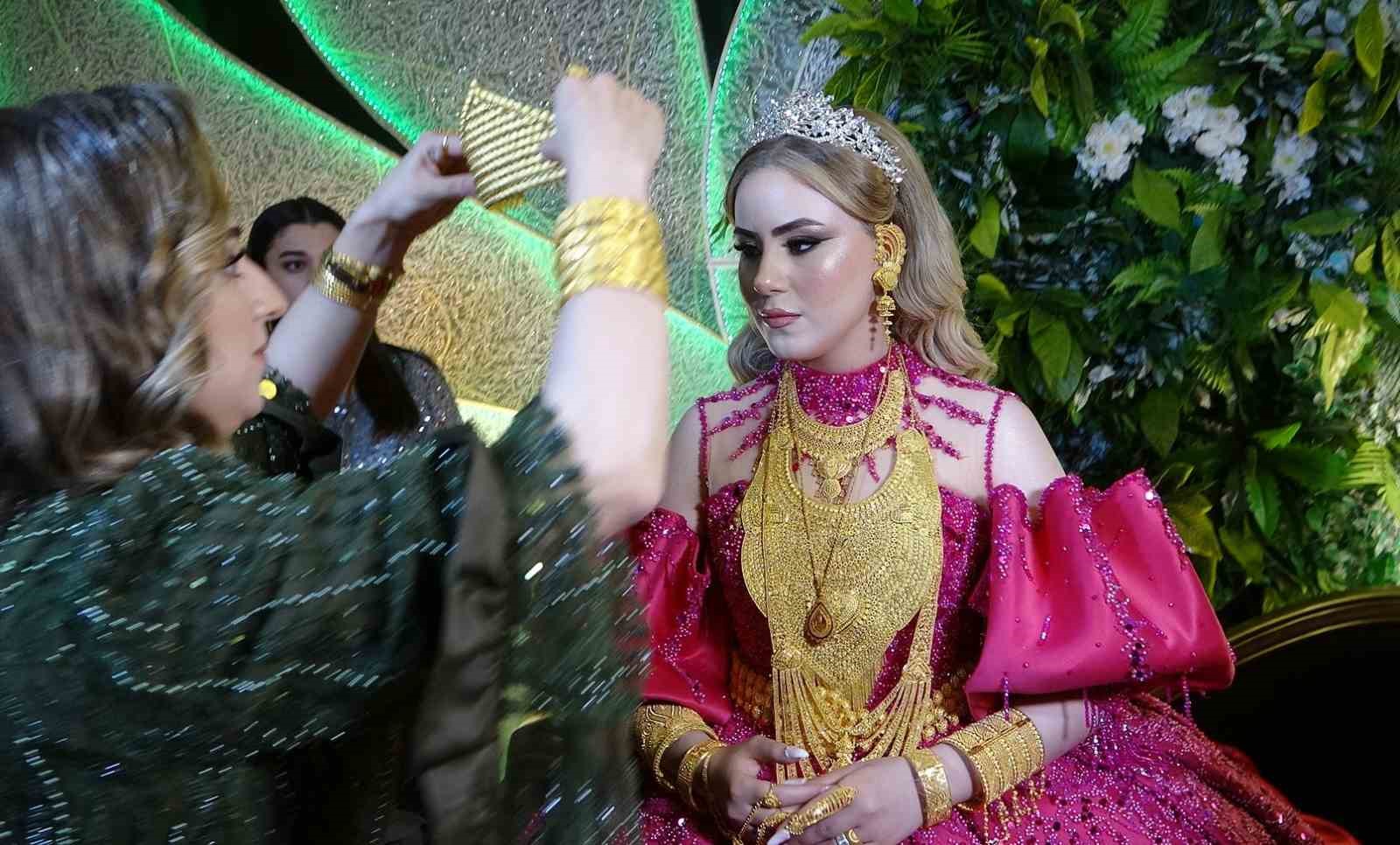 Van’da Aşiret düğününde geline ve damada takılanlar dudak uçuklattı