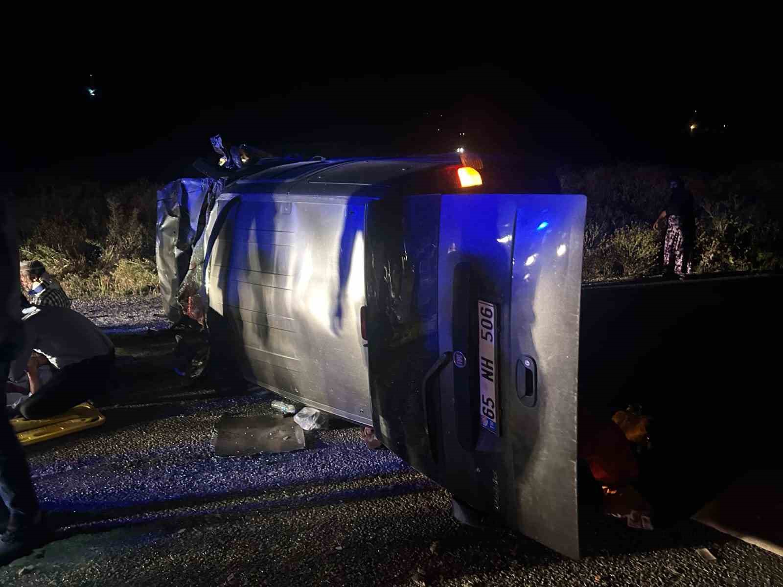 Van’da kamyonetle traktör çarpıştı: 2’si çocuk 7 yaralı