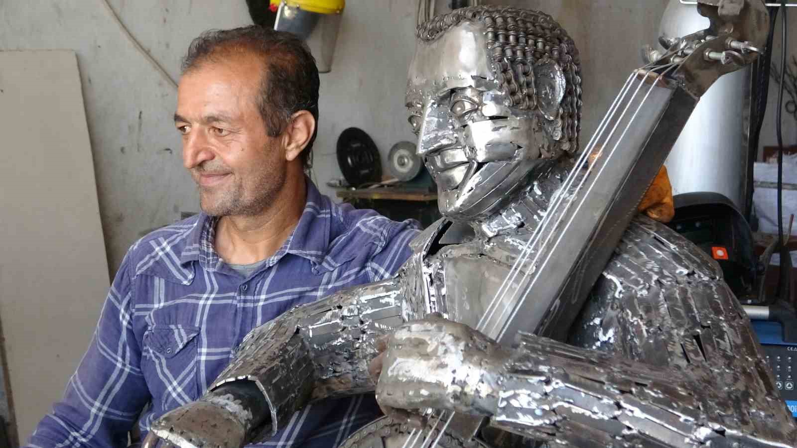 Van’da yaşayan heykel sanatçısı hurda malzemelerden kendisine benzer sanat eseri yaptı