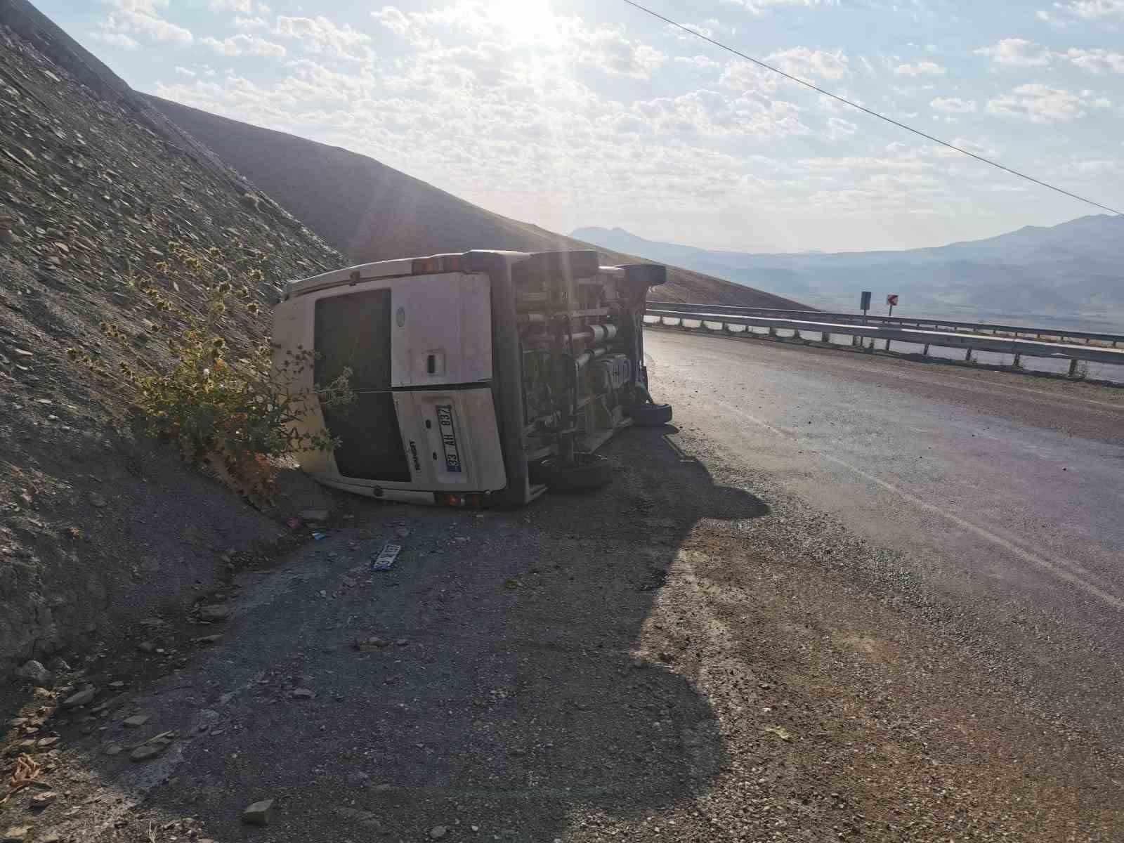 Van’ın Gürpınar ilçesinde Minibüs yan yattı: 2 yaralı