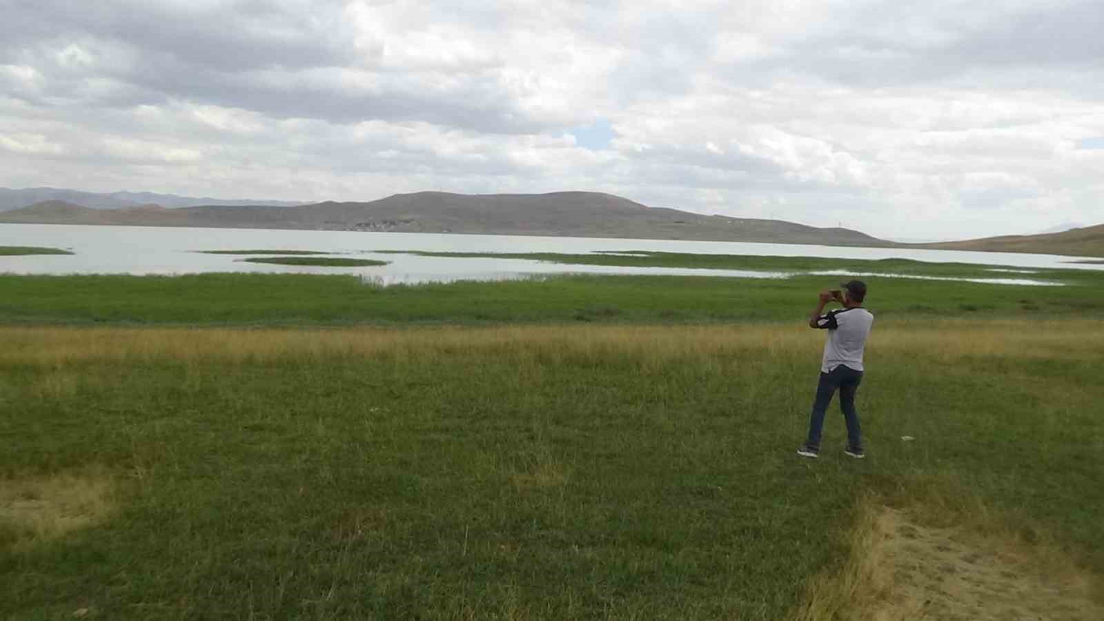 Yağışlar sayesinde bu yıl kurumayan Akgöl misafirlerini ağırladı