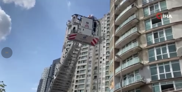 İstanbul’da korkutan yangın! Camda kurtarılmayı beklediler