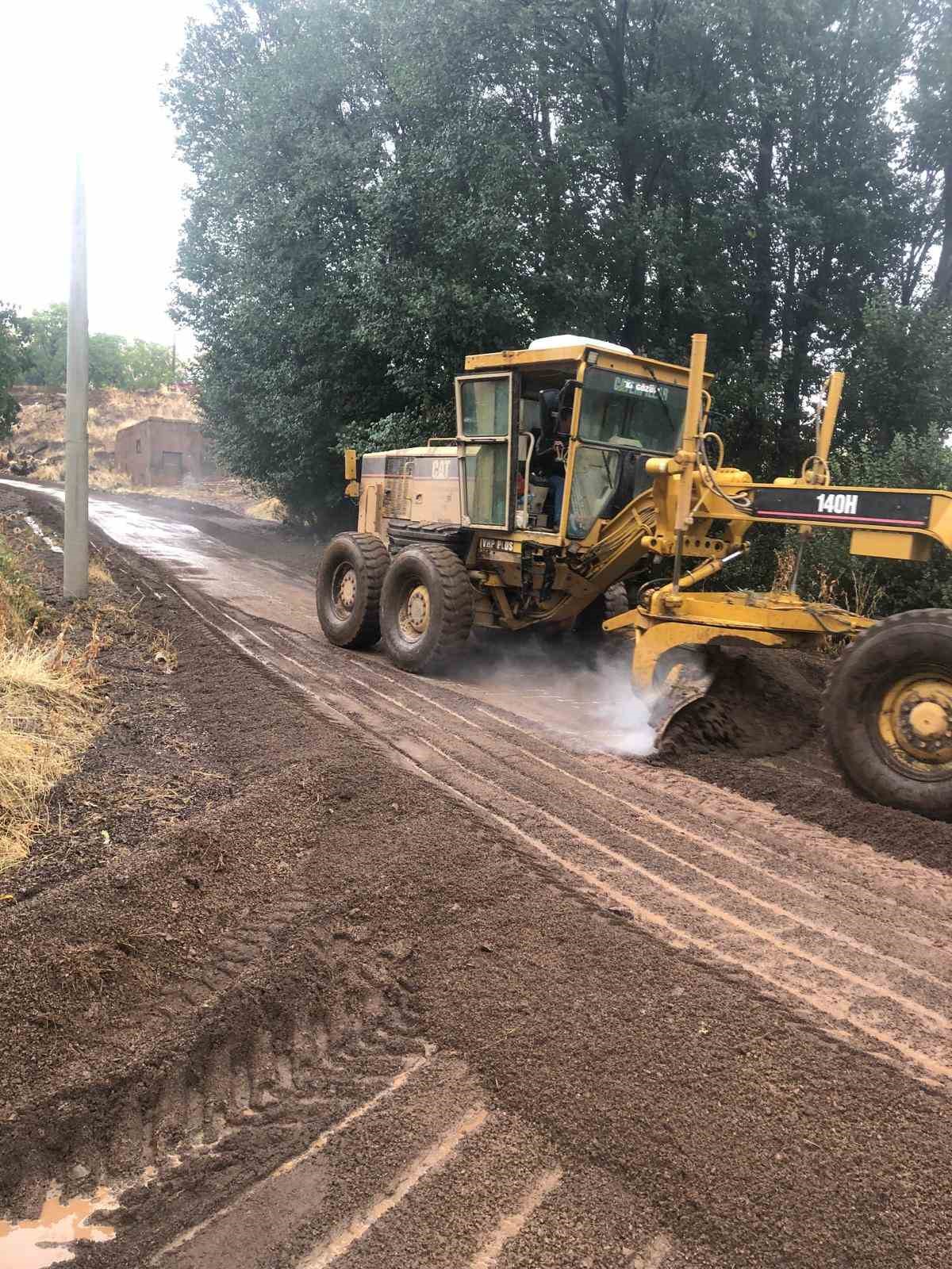 Ahlat’ta sel nedeniyle kapanan köy yolları ulaşıma açıldı