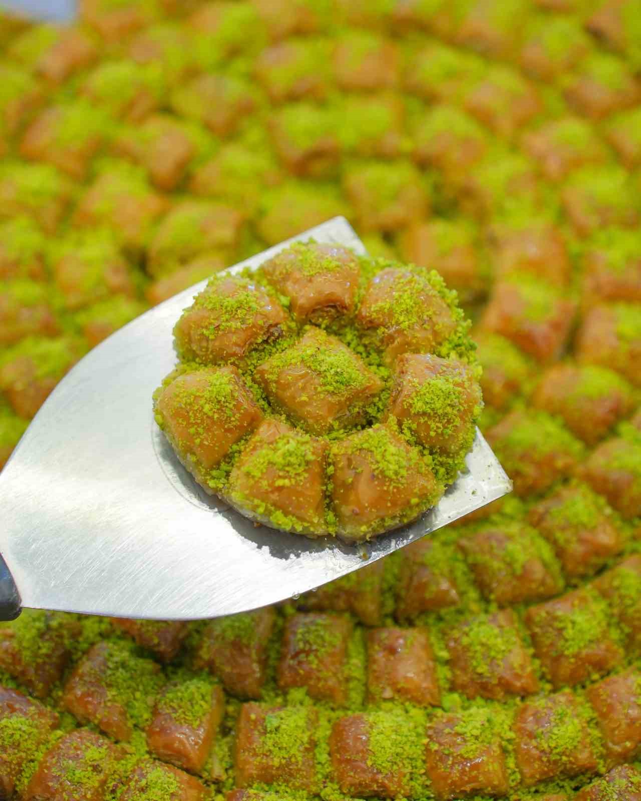 Sıcak tatlıyla damakları şenlendiriyorlar